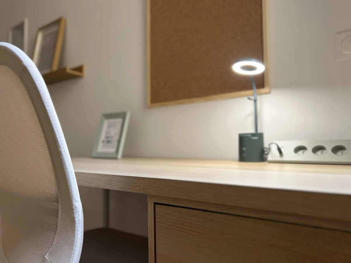 Lampe, multiprise USB, panneau liège