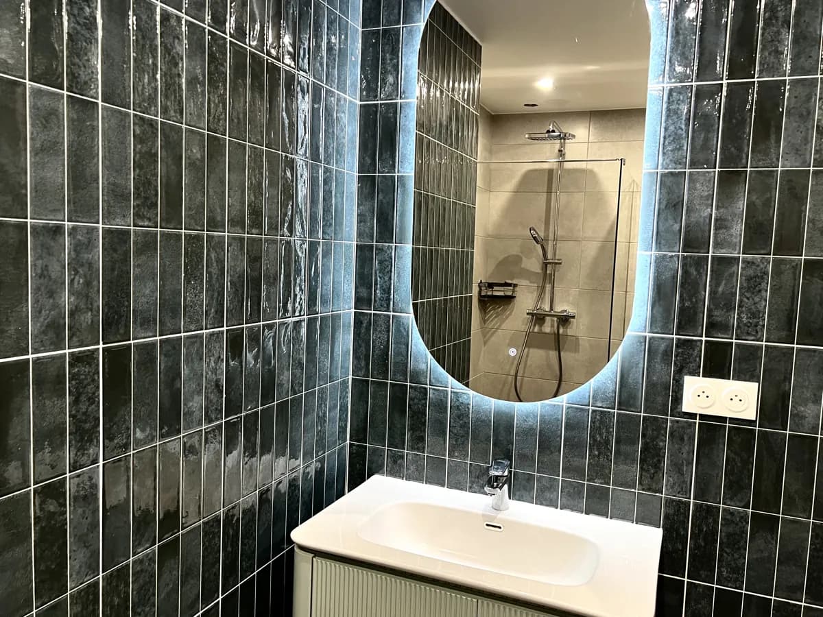 Grande vasque et miroir LED